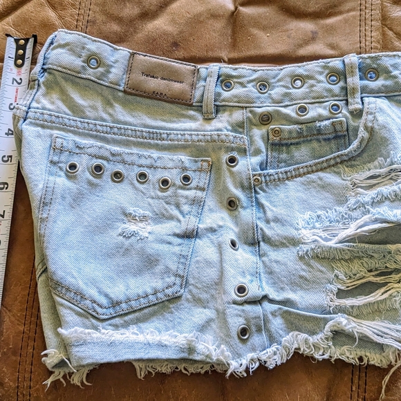 ZARA DISTRESSED CUTOFFS SZ 34" - Picture 5 of 6
